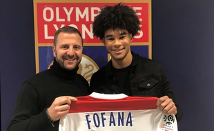 Boubacar Fofana, ici aux côtés de Florian Maurice lors de la signature de son premier contrat professionnel avec l'OL.