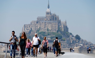 Le Mont-Saint-Michel attire près de 2,5 millions de voyageurs annuels.