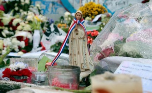 Hommages aux victimes des attaques du 13 novembre, place de la République à Paris, le 21 novembre 2015