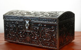 Un coffret métallique gravé (photo d'illustration).