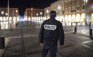 Un policier porte un masque contre le coronavirus, à Nice, le 25 mars 2020.