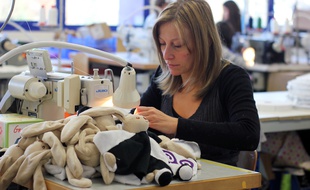 Onze personnes travaillent aujourd'hui au sein de Maïlou Tradition, l'un des deux derniers ateliers de fabrication de peluches de France. Ici le 28 novembre 2016.