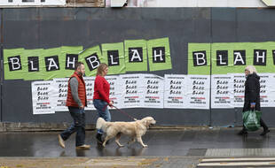 Des affiches collées par des militants dans les rues de Glasgow en Ecosse dénoncent le