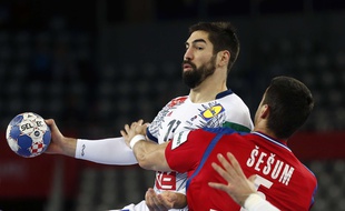 Nikola Karabatic face au Serbe Darko Sesum, pendant l'Euro en Croatie, lundi 22 janvier.