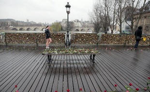 Le grillage du Pont des Arts à Paris, recouvert de "cadenas d'amour"