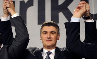 La coalition de centre gauche (opposition) en Croatie a largement remporté dimanche les élections législatives, loin devant l'Union démocratique croate (HDZ) au pouvoir, selon des résultats préliminaires officiels basés sur plus de 50% des bulletins dépouillés.