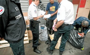 Pendant environ deux heures, la police a procédé à des contrôles près du marché de Noailles.