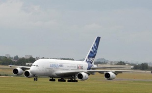 L'agence européenne de sécurité aérienne (AESA) a recommandé vendredi l'inspection de presque la moitié des Airbus A380 après la découverte de nouvelles fissures sur la voilure des très gros porteurs de l'avionneur européen.