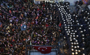 La police turque a empêché une manifestation contre les violences envers les femmes à Istanbul, dimanche 25 novembre 2018.