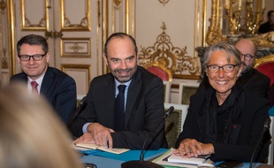 Le Premier ministre Edouard Philippe (au centre) et la ministre des Transports Elisabeth Borne le 9 janvier 2018 à Matignon.