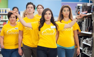 Ben Feldman, America Ferrera et Nichole Bloom dans «Superstore».