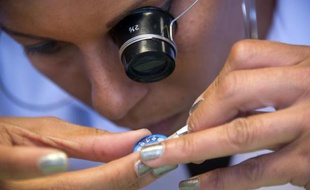 Une employée répare une montre LIP dans un atelier de la Société des montres bisontines (SMB) qui a repris la célèbre marque, le 6 mai 2015 à Châtillon-le-Duc, près de Besançon