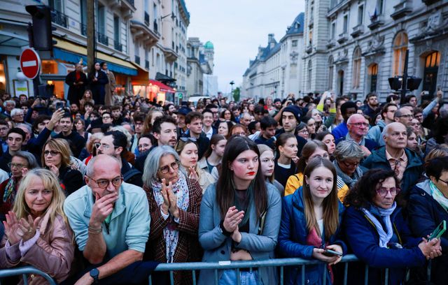Ce jeudi, de nombreux Français se sont rendus aux abords du Panthéon pour assister à l’hommage rendu par la nation à Robert Badinter, ancien ministre de la justice et président du Conseil constitutionnel.
