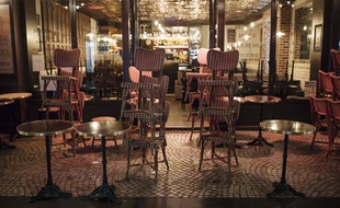 Un restaurant à Paris juste après le début du couvre-feu, le 17 octobre 2020.