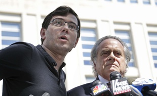 Le spéculateur Martin Shkreli et son avocat Ben Brafman, le 4 août 2017 à New York.