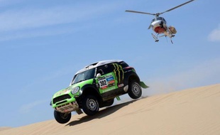 Le Français Stéphane Peterhansel, le champion historique du "Dakar", qui avait modestement démarré samedi la 34e édition du rallye-raid en 8e position au classement général, a montré les dents dimanche dans la 2e étape et repris, haut la main, la tête du podium au volant de sa Mini, signant sa 60e victoire d'étape sur le rallye.