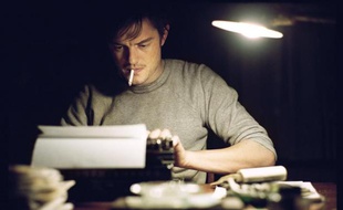 Sam Riley, l'interprète de Sal Paradise, le narrateur et alter ego de Jack Kerouac, dans le film de Walter Salles en salles le 23 mai 2012 en France.