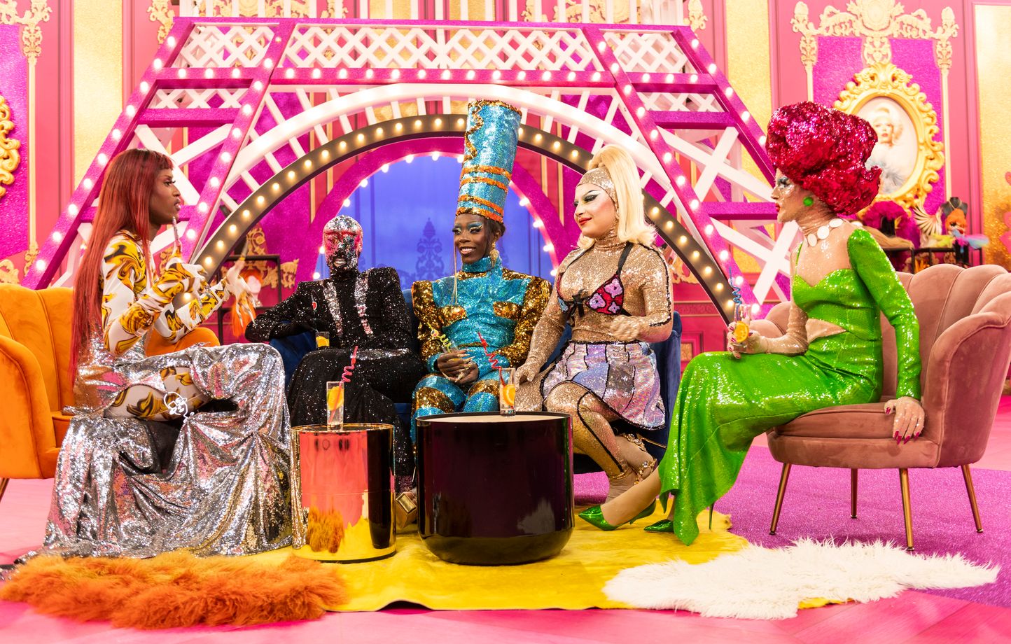 Mami Watta, Sara Forever, Keiona, Cookie Kunty et Punani, dans l'épisode 7 de la saison 2 de « Drag Race France ».