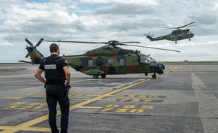 Le Caïman NH90 (au premier plan), dimanche, sur l'aéroport de Nice