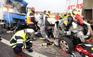 Les secours s'affairent le 31 octobre 2009 autour d'un véhicule accidenté sur l'autoroute A54 entre Arles et Nîmes.