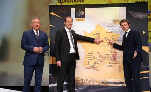 François Bayrou et François Baroin entoure le directeur du Tour de France Christian Prudhomme le 18 octobre 2016 à Paris.