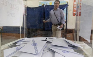Un homme sort de l'isoloir après avoir voté dans un bureau de vote d'Athènes, pour le compte des élections législatives grecques, dimanche 6 mai 2012