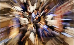La Bourse de New York a terminé en forte baisse jeudi, plombée par un nouveau regain d'inquiétudes sur l'impact de la crise des prêts hypothécaires à risque, après le gel par BNP Paribas de trois fonds: l'indice Dow Jones a lâché plus de 380 points (-2,83%) et le Nasdaq a cédé 2,16%.
