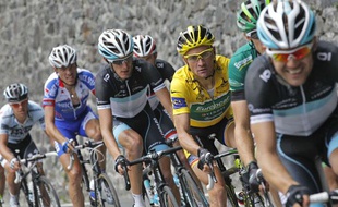 Le maillot jaune du Tour de France, Thomas Voeckler, à l'avant du peloton lors de la 11e étape du Tour de France, le 14 juillet 2011.