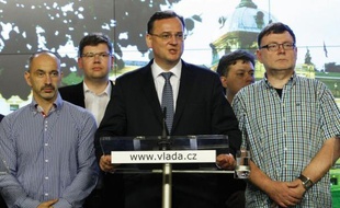Le Premier ministre tchèque de centre droite Petr Necas a annoncé dimanche soir qu'il démissionnerait lundi, reconnaissant sa responsabilité dans un scandale de corruption politique et d'abus de pouvoir touchant sa plus proche collaboratrice, tentant toutefois de sauver la coalition.