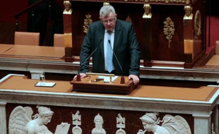 Le secrétaire d'Etat français au Budget Christian Eckert s'adresse à l'Assemblée nationale lors de l'examen du projet de loi de financement de la Sécurité sociale pour 2016, le 20 octobre 2015 à Paris
