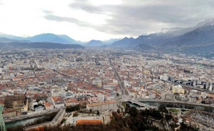 La ville et l'agglomération de Grenoble lanceront en 2014, en partenariat avec Toyota et EDF, un système de micro-voitures électriques en libre-service qui sera expérimenté sur une période de trois ans, a-t-on appris lundi auprès de EDF.