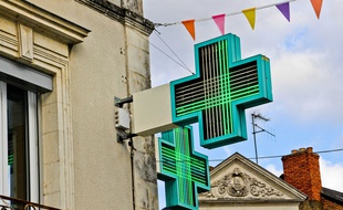 Une croix de pharmacie (Illustration).