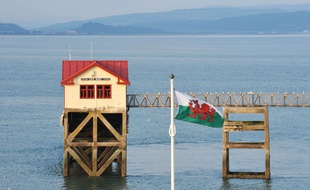 Une maison sur l'eau près de Swansea, au pays de Galles, le 23 juin 2014.