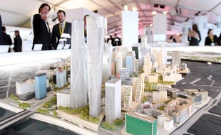 Une maquette du centre d’affaires de la Défense présentée au MIPIM de Cannes, le 6 mars 2012.