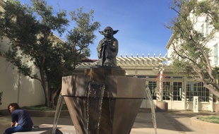 L'entrée de LucasFilm protégée par maître Yoda