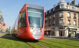 Un tramway dans les rues de Reims, illustration