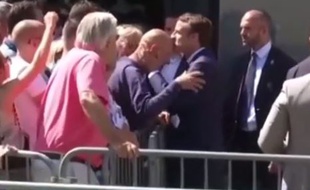 Emmanuel Macron embrasse le crâne d’un sympathisant
