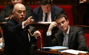 Le ministre français de l'Intérieur Bernard Cazeneuve (G) prend la parole devant l'Assemblée nationale, lors de la séance de questions au gouvernement à l'Assemblée nationale, le 26 janvier 2016 à Paris