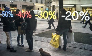 Malgré l'essor du commerce en ligne, les Français demeurent attachés aux points de vente physiques, préférant aux trois quarts faire leurs achats en magasin plutôt que sur internet et plébiscitant les contacts humains permis par la vente "à l'ancienne".