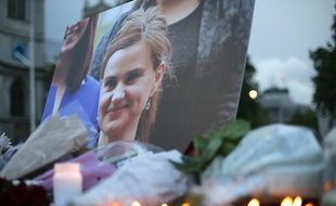 Des fleurs et des bougies déposées en hommage à la députée britannique Jo Cox, à Londres le 16 juin 2016.