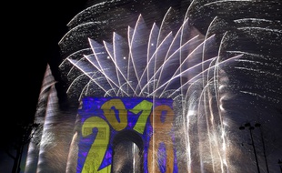 Un spectacle son et lumière était projeté le 31 décembre 2017 sur l'Arc de Triomphe à Paris, suivi du traditionnel feu d'artifice à minuit.