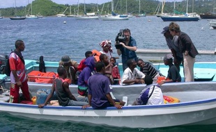 Sept personnes ont péri, dont quatre enfants, et six sont portées disparues après le chavirage, dans la nuit au large de Mayotte, d'une embarcation de type "kwassa kwassa" transportant 24 personnes venant des Comores, a indiqué vendredi la préfecture de Mayotte.