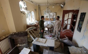Les forces gouvernementales syriennes inspectent une maison détruite lors des affrontements à Daraya, au sud-ouest de la capitale syrienne Damas le 24 février 2016