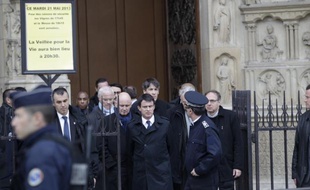 Le ministre de l'Intérieur Manuel Valls sur le parvis de Notre-Dame-de-Paris, après le suicide d'un essayiste dans l'église, le 21 mai 2013 à Paris.