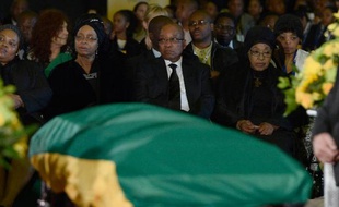 Nelson Mandela a entamé samedi son tout dernier voyage, entre Pretoria, où sa dépouille a été exposée durant trois jours, et Qunu, le village de son enfance où il sera inhumé dimanche après un ultime adieu des camarades de l'ANC et du parti communiste.