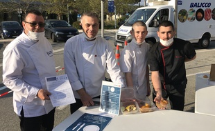 Le chef Laurent Poulet (deuxième à gauche) et la brigade solidaire sur l'aire de Bréguières Sud sur l'A8.