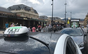Des taxis niçois devant la gare Thiers de Nice, ce jeudi.