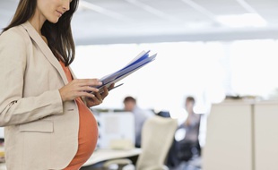 Une étude montre que les disparités salariales entre hommes et femmes explosent après la naissance d'un enfant.