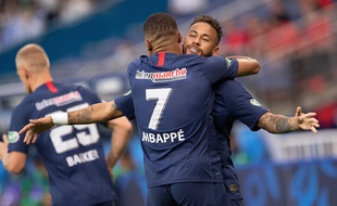 Mbappé dans les bras de Neymar