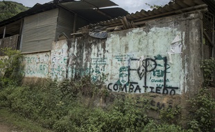 23 AVRIL 2018, COLOMBIE : En bord de route en zone rurale de Corinto, le nom de la guerilla EPL (Armée Populaire de Libération) recouvre les anciens graffitis de la guérilla FARC-EP avant sa démobilisation. Depuis la signature de l'accord de paix et le départ des FARC-EP, des territoires comme cette partie du Cauca connaissent l'entrée de nouveaux groupes armés.